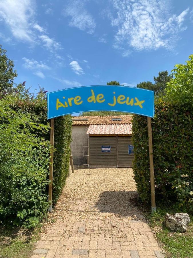 Camping Le Pressoir Petit-Palais-et-Cornemps Bagian luar foto