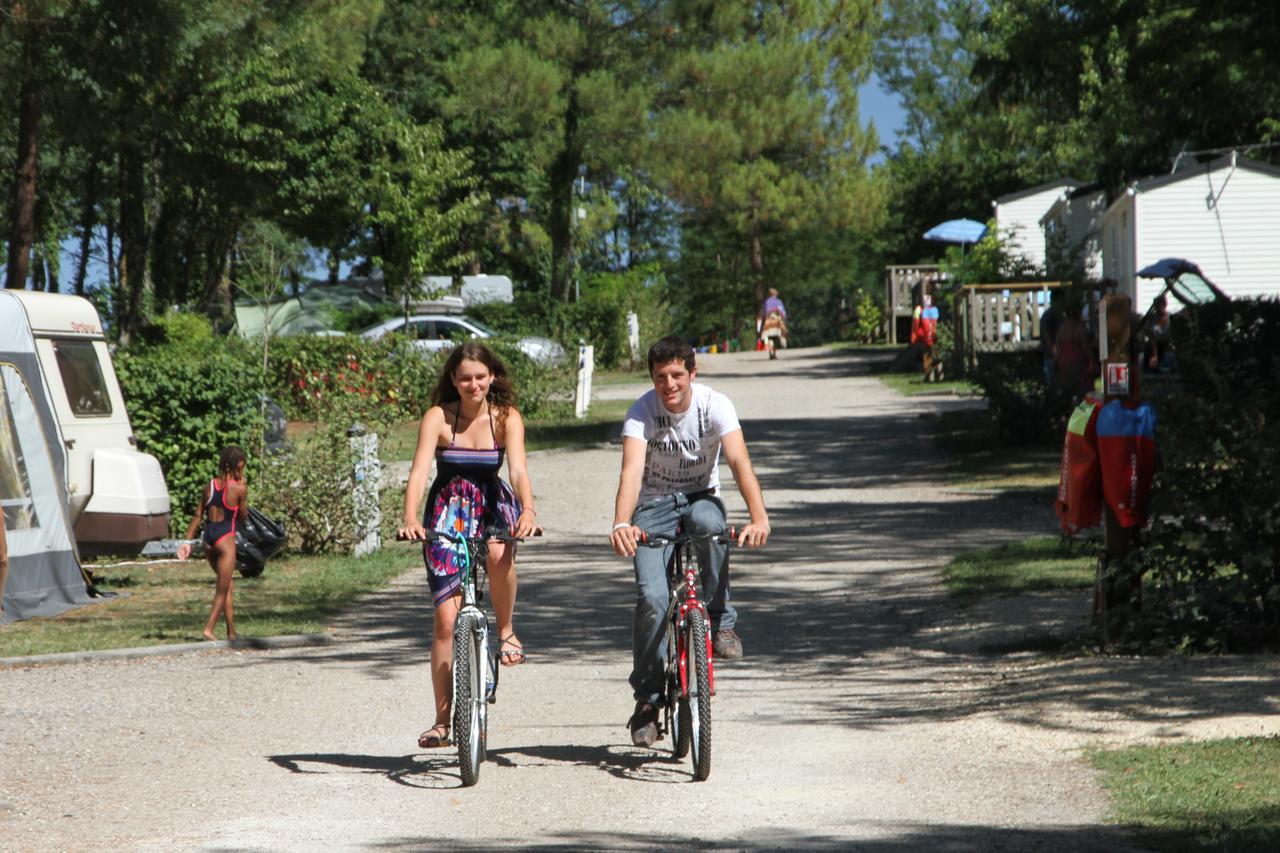 Camping Le Pressoir Petit-Palais-et-Cornemps Bagian luar foto